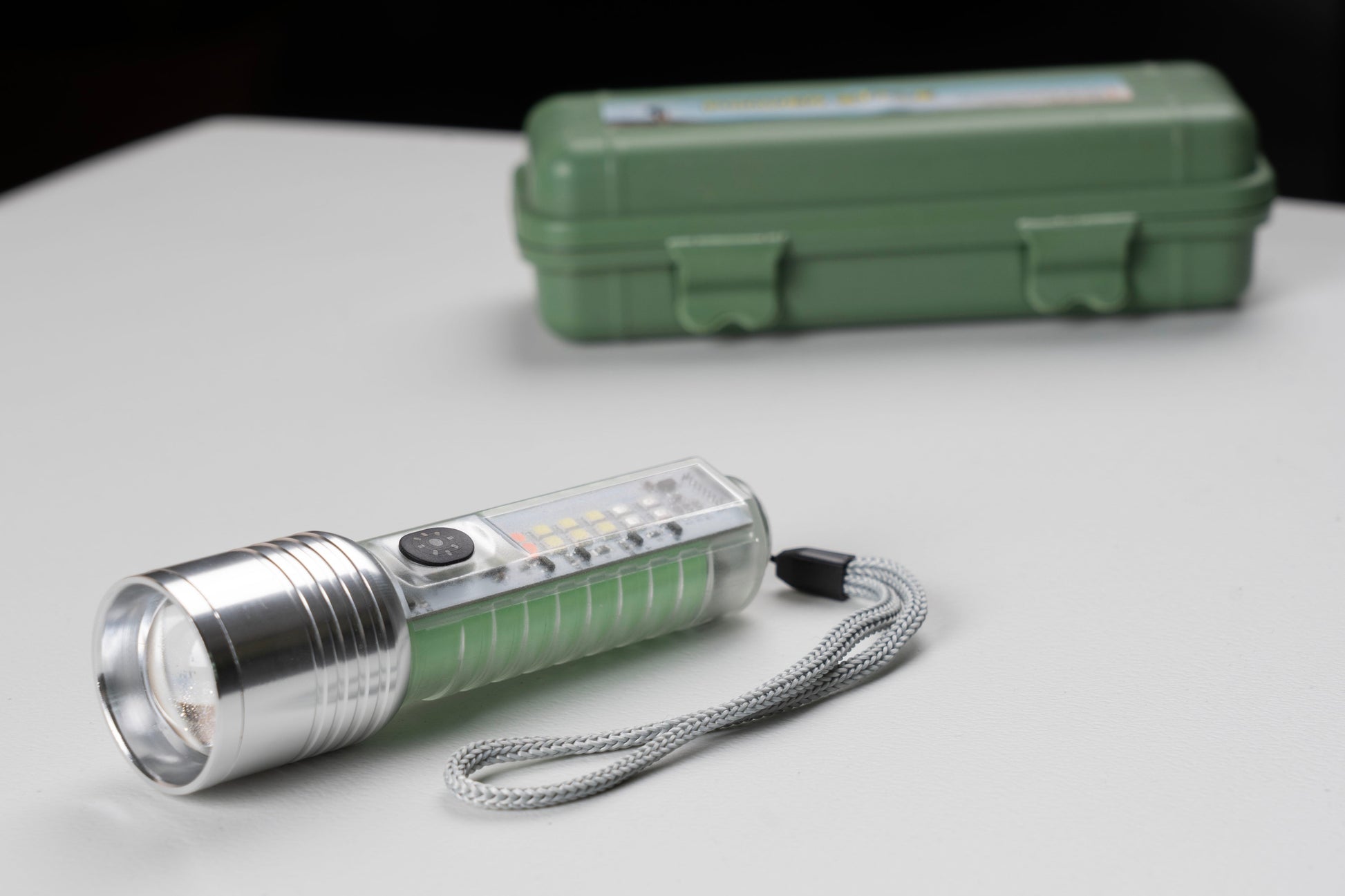 Linterna LED multifuncional - Alta potencia y recargable USB FENGSEN