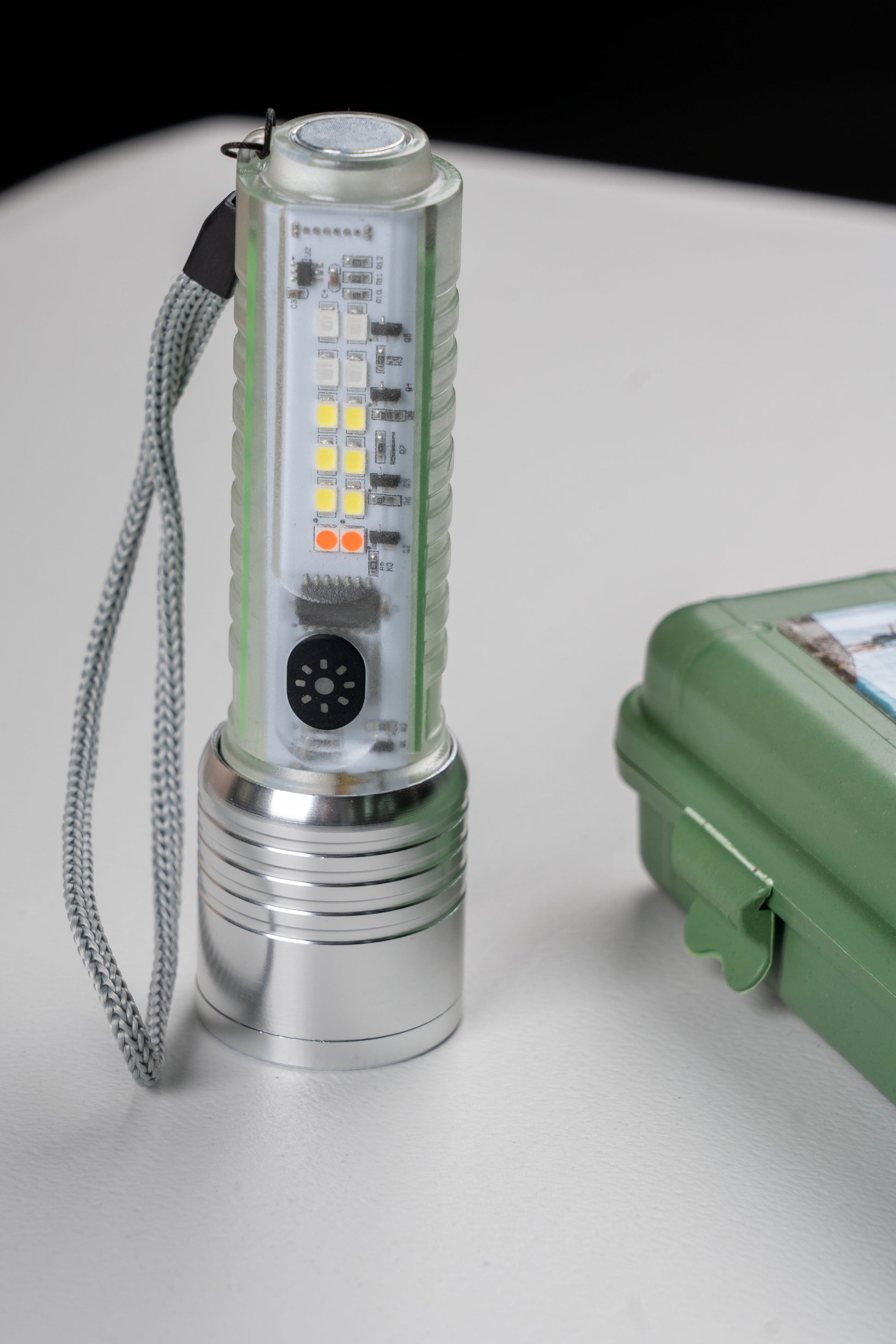 Linterna LED multifuncional - Alta potencia y recargable USB FENGSEN