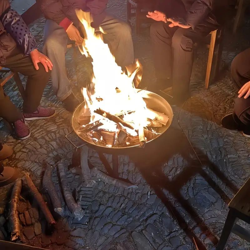 Brasero Portátil 2 en 1 de 43,5 cm — Parrilla de Carbón y Fuego para Jardín, Camping y Playa